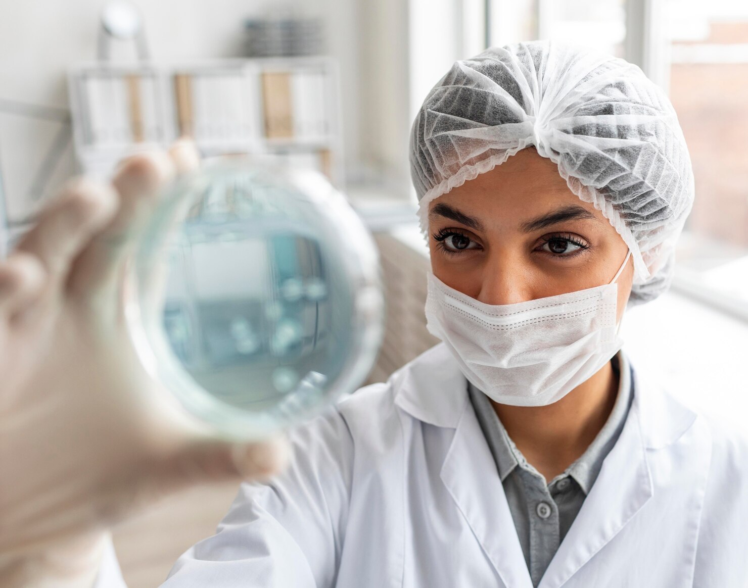 cerrar cientifico sosteniendo placa petri 23 2148882108