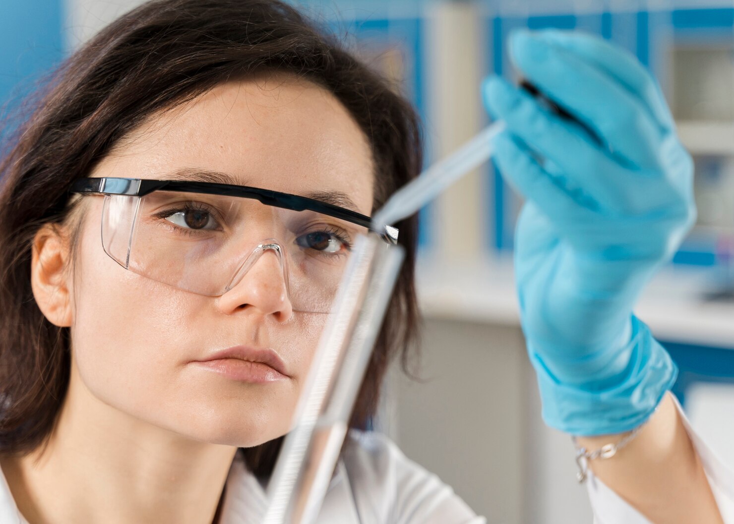 investigador joven usando tubo 23 2148485985