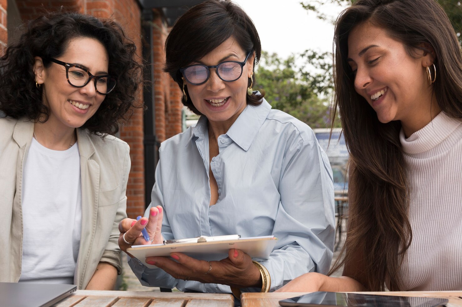 mujeres sonrientes trabajando juntos al aire libre 23 2148416453